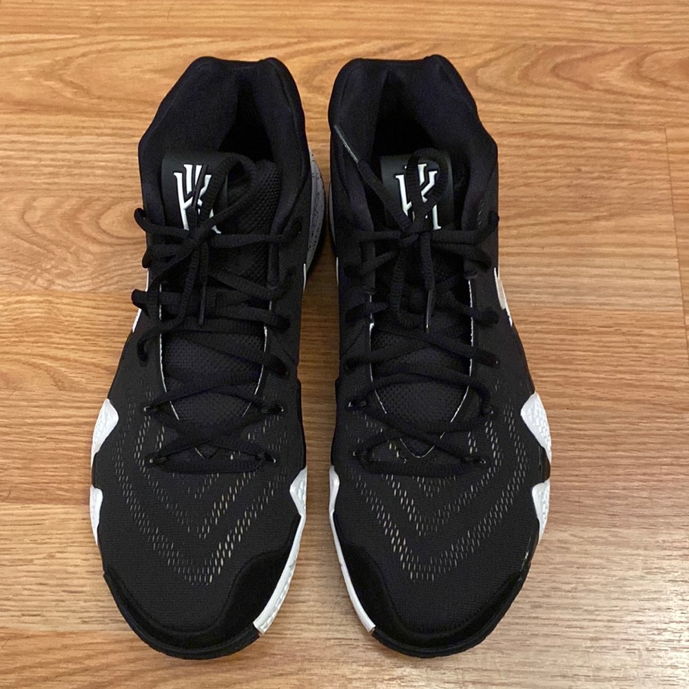 Like new Nike Kyrie size 11.5